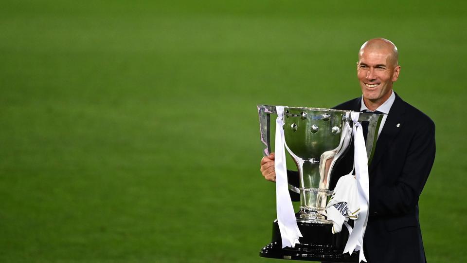 Zinedine Zidane Bậc Thầy Ma Thuật Trên Sân Cỏ - Hồi Sinh Câu Chuyện Về Một Huyền Thoại Bóng Đá