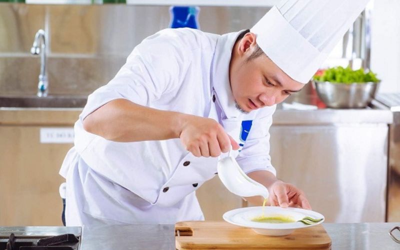 Đầu bếp là một trong những nghề không yêu cầu bằng đại học.