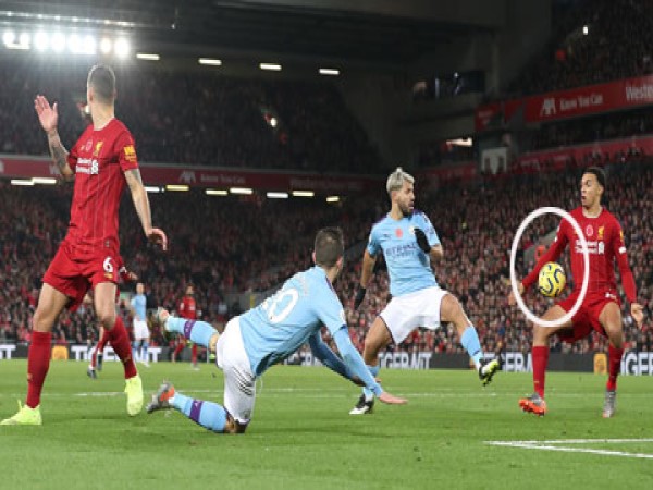 Giải đáp: Bóng chạm tay có bị phạt theo luật FIFA không?