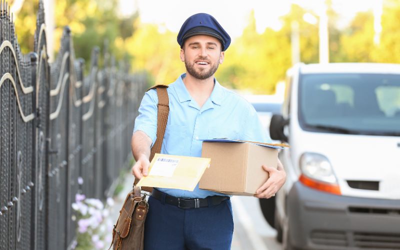 Nghề Bưu tá yêu cầu di chuyển nhiều giờ liền ngoài trời