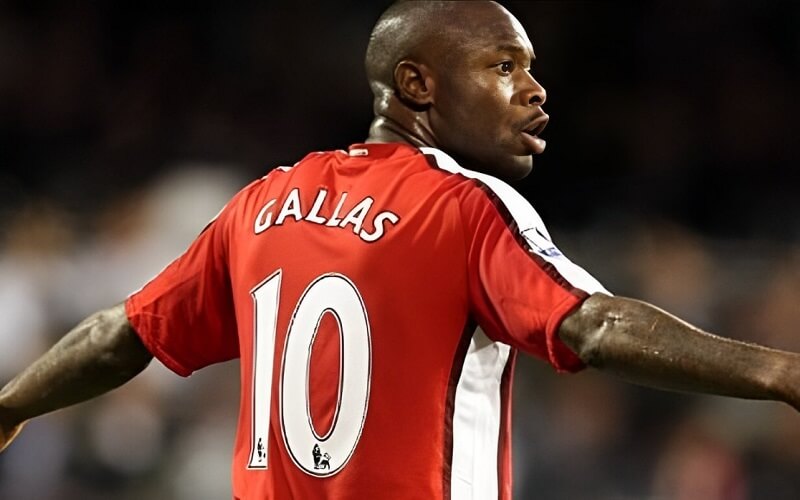 Khám phá những cầu thủ xuất sắc nhất từng mặc áo số 10 của Arsenal