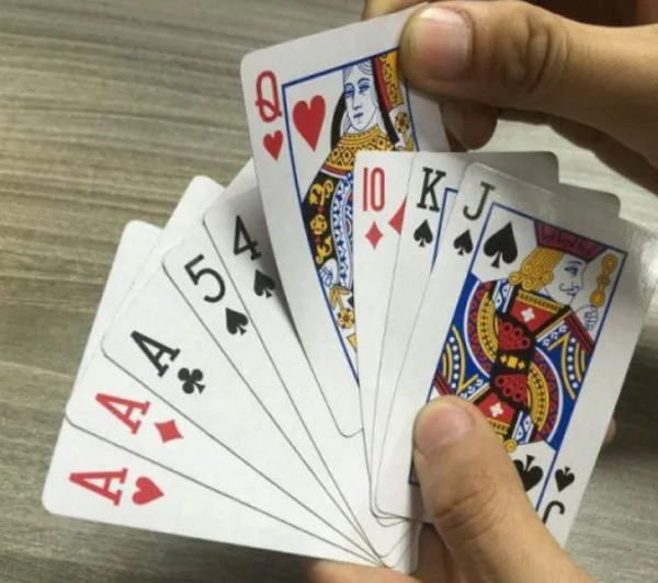 Phỏm chéo cánh là gì? Khác gì phỏm đơn? Cách đánh hiệu quả