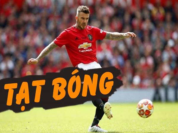 Tạt bóng là gì? Kỹ thuật tấn công biên quan trọng trong bóng đá