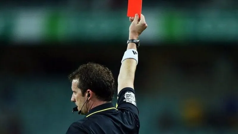 Tẩy thẻ và tranh cãi về luật bóng đá